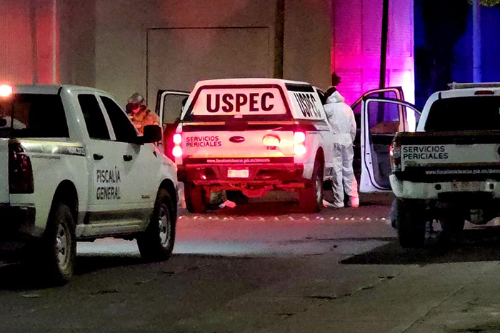 Acordonamiento policial y unidades forenses en una calle urbana tras un reporte de agresión armada.