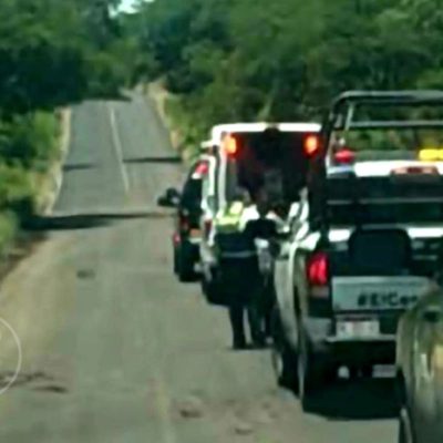 Unidades de emergencia y patrullas custodiando un tramo carretero tras un accidente vehicular.