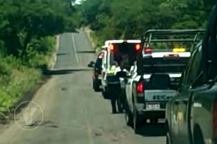 Unidades de emergencia y patrullas custodiando un tramo carretero tras un accidente vehicular.