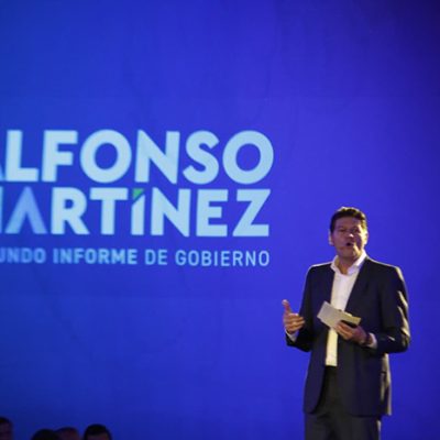 Alcalde de Morelia dirigiéndose a la audiencia durante su informe de labores en un recinto oficial.