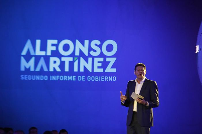 Alcalde de Morelia dirigiéndose a la audiencia durante su informe de labores en un recinto oficial.