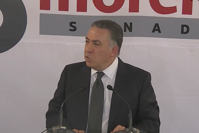 El senador Enrique Inzunza ofreciendo una conferencia de prensa en las instalaciones del Senado de la República.