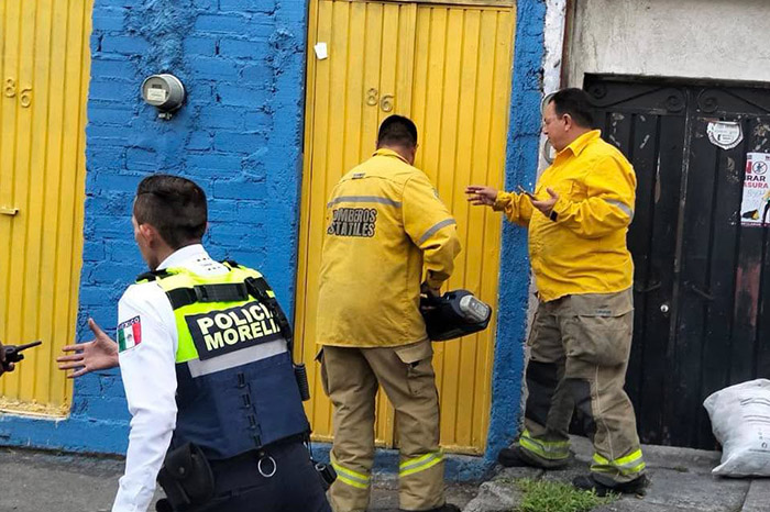 Elementos de la Policía de Morelia y cuerpos de emergencia durante el auxilio a una adulta mayor en la colonia Obrera.