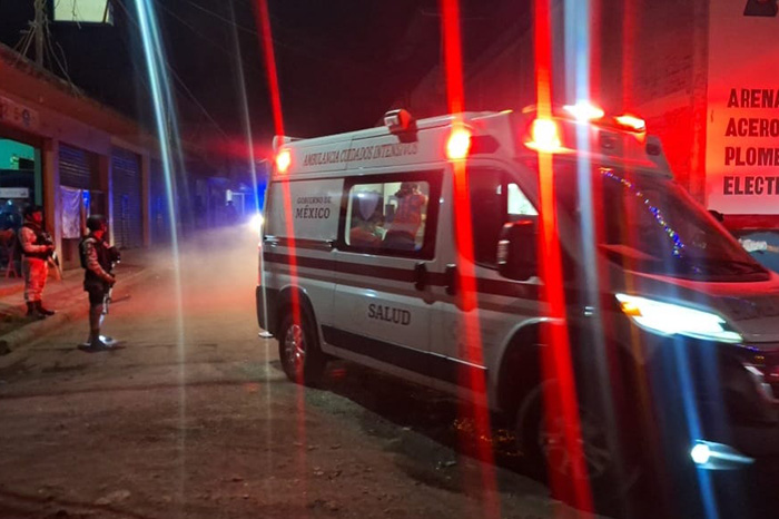 Patrullas y elementos de seguridad custodiando una calle residencial tras un reporte ciudadano.