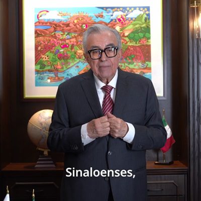 El gobernador Rubén Rocha Moya en su despacho.