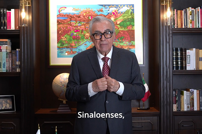 El gobernador Rubén Rocha Moya en su despacho.