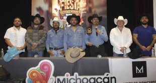 Integrantes de la comunidad vaquera participando en actividades culturales y turísticas.