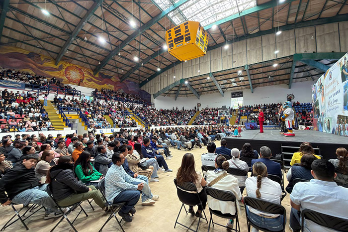 La rectora Yarabí Ávila durante el encuentro con padres de familia del Bachillerato Nicolaita en Morelia.