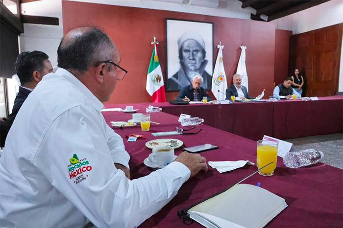 Reunión de trabajo entre Alfredo Ramírez Bedolla y representantes de la Apeam en Michoacán.