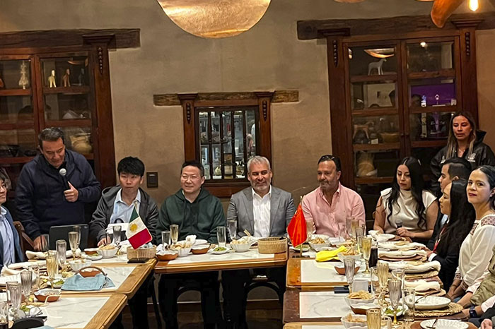 Autoridades estatales y diplomáticos reunidos en un recinto turístico en Michoacán.
