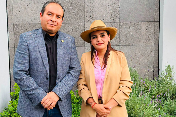 Grecia Quiroz junto al vicefiscal Israel Vega en reunión institucional.