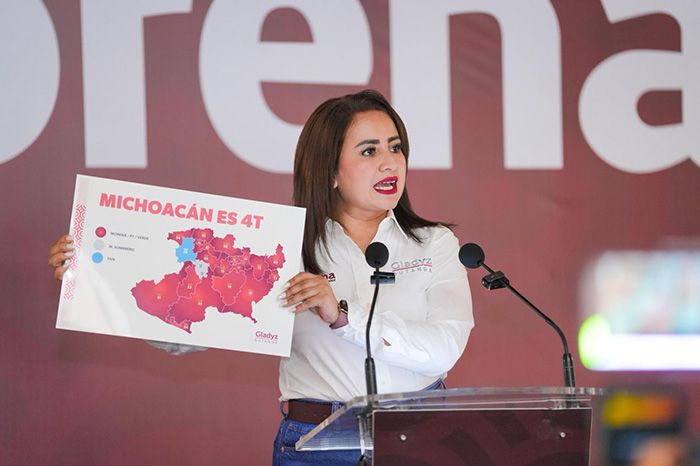 Conferencia de prensa ofrecida por la aspirante Gladyz Butanda Macías en Morelia, Michoacán.