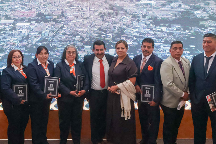 Presidente municipal entregando su informe de labores ante integrantes del cabildo y funcionarios estatales.