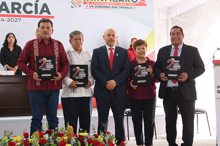 Presidente municipal rindiendo cuentas ante la ciudadanía durante la presentación de su informe anual.
