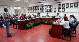 Integrantes del Cabildo municipal durante la sesión extraordinaria en Lázaro Cárdenas, Michoacán.