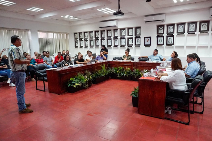 Integrantes del Cabildo municipal durante la sesión extraordinaria en Lázaro Cárdenas, Michoacán.