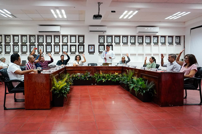 Edificio y fachada del Palacio Municipal en el puerto de Lázaro Cárdenas, Michoacán.