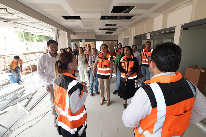 Autoridades de salud y representantes empresariales recorriendo áreas de un hospital en remodelación.