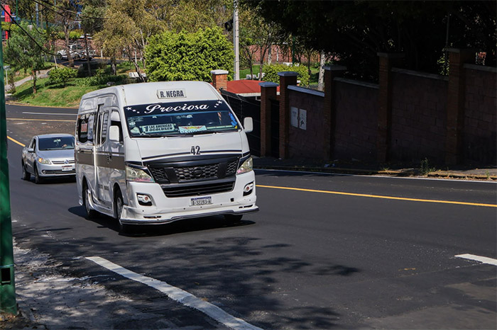 Unidades de transporte público colectivo operando en las calles de Michoacán.