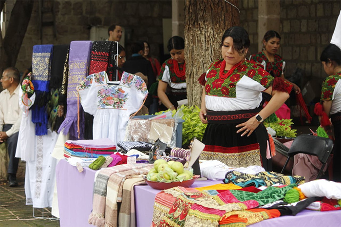 Muestra Textil Regional Lerma-Chapala con bordados y textiles tradicionales en Morelia.