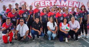 Equipos participantes y autoridades municipales durante el torneo de cachibol en la unidad deportiva de Lázaro Cárdenas.