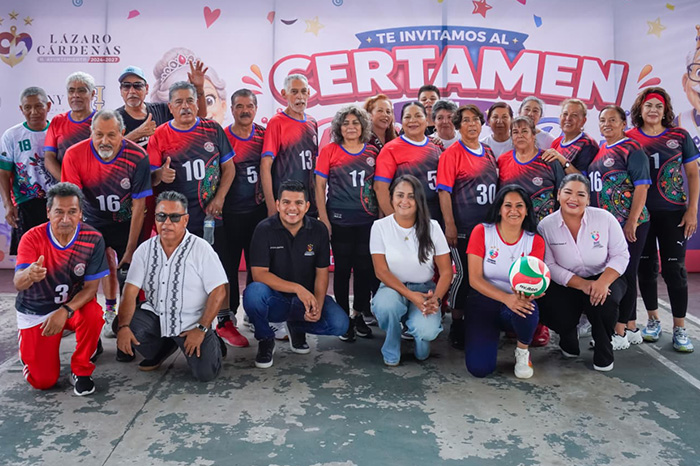 Equipos participantes y autoridades municipales durante el torneo de cachibol en la unidad deportiva de Lázaro Cárdenas.