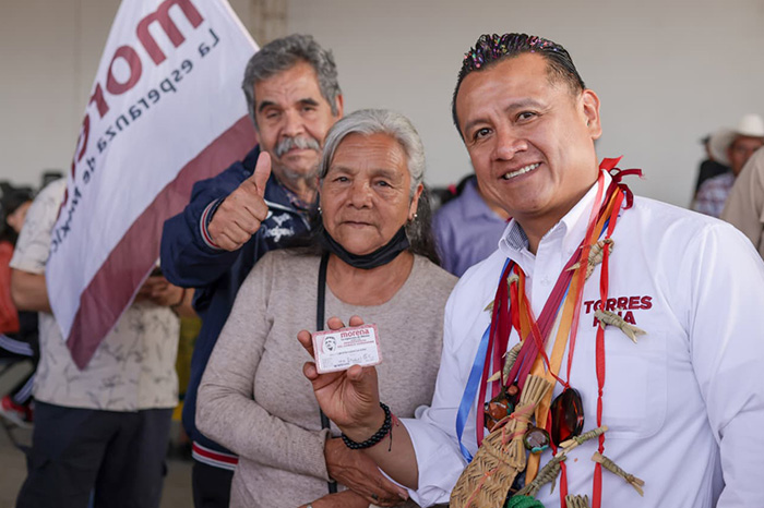 Personas adultas mayores recibiendo beneficios sociales de los programas de la Pensión del Bienestar en Michoacán.