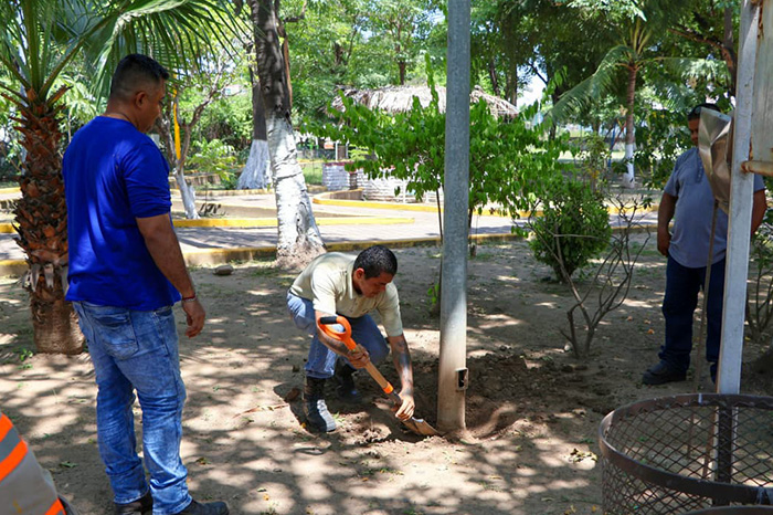 Instalaciones del Parque Uruapan durante una jornada de mejora en la infraestructura urbana.