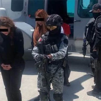 Fuerzas federales realizan el traslado de las detenidas tras el operativo en Michoacán.