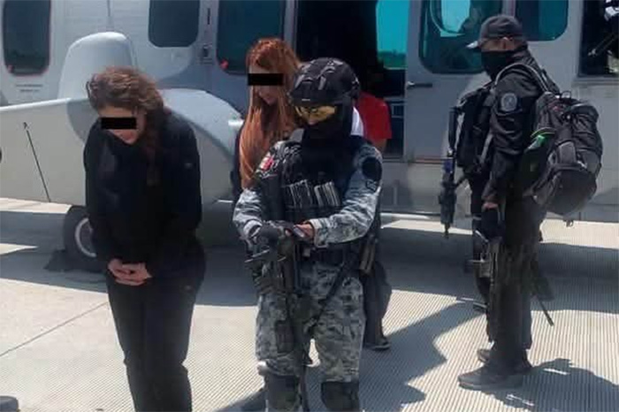 Fuerzas federales realizan el traslado de las detenidas tras el operativo en Michoacán.