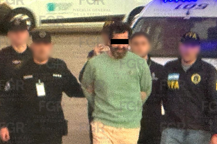 Llegada de aeronave y autoridades de seguridad en el Aeropuerto Internacional de la Ciudad de México.