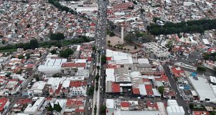 Automóviles circulando por una avenida principal en la capital michoacana durante el día.