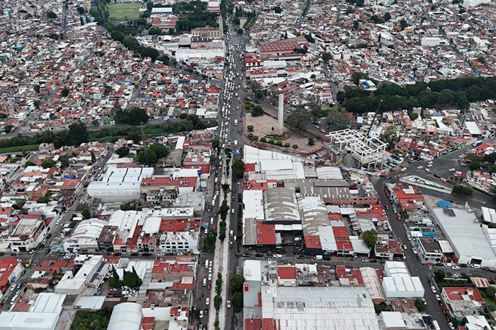 Automóviles circulando por una avenida principal en la capital michoacana durante el día.