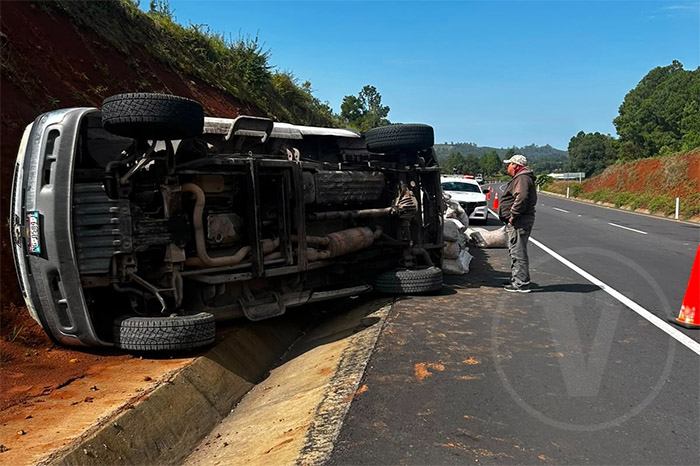Unidades de emergencia y seguridad atendiendo la volcadura de una camioneta en la autopista Siglo XXI.