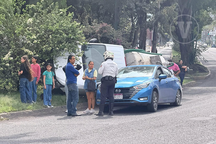 Camioneta pipa volcada parcialmente sobre un automóvil Nissan Sentra en la avenida Madero Poniente, en Morelia.