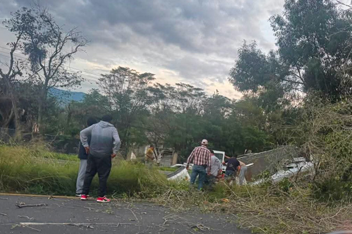 Unidades de emergencia y tránsito atendiendo un accidente vial con un vehículo de carga volcado.