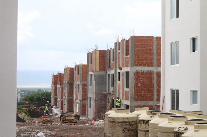 Cientos de Viviendas Bienestar se construyen en varios municipios del estado.