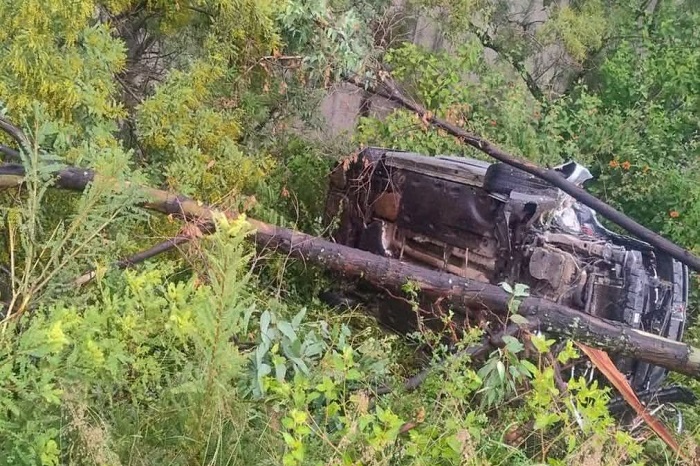 Vuelca automóvil en la carretera Morelia-Mil Cumbres