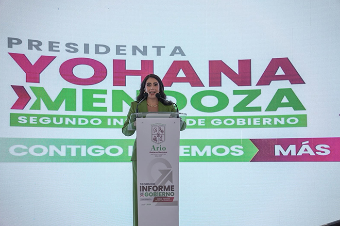 Presidenta municipal dirigiéndose a la ciudadanía durante la presentación de su informe anual en una plaza pública.