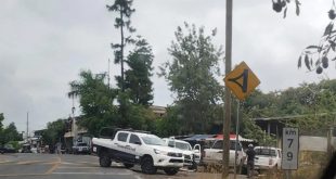 Elementos de seguridad resguardan el lugar donde un sujeto armado fue abatido tras atacar a policías en Peribán.