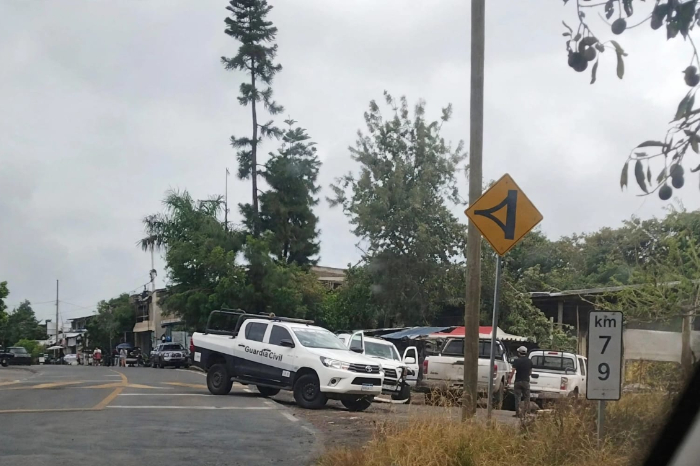 Elementos de seguridad resguardan el lugar donde un sujeto armado fue abatido tras atacar a policías en Peribán.