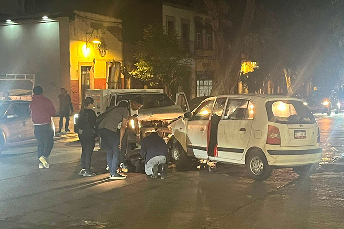 Unidades de emergencia atendiendo un percance vehicular sobre una avenida de la ciudad.