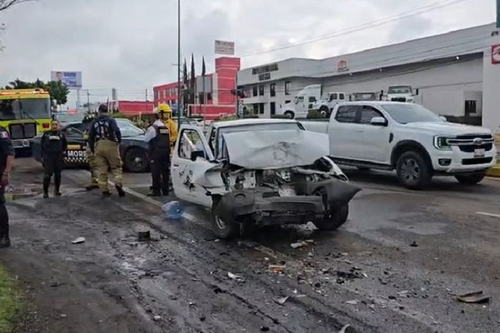 Repartidor choca contra autobús en Ciudad Industrial