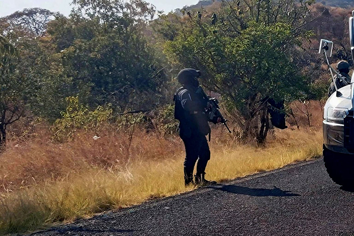 Policías repelen agresión armada en carretera Apatzingán-Acahuato