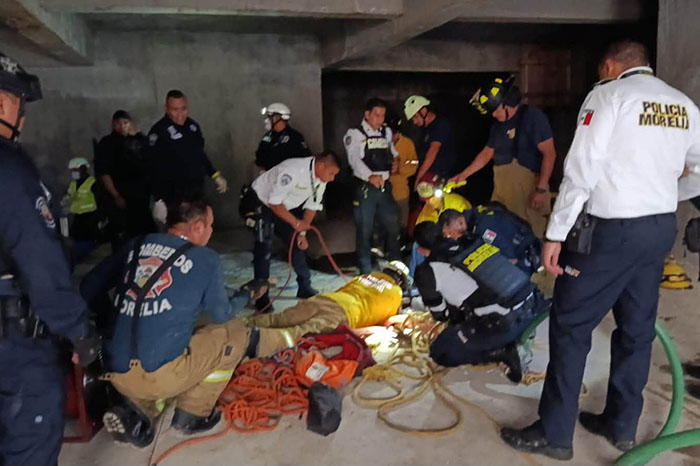 Autoridades y cuerpos de emergencia atienden el incidente donde cuatro albañiles murieron asfixiados en un aljibe en Morelia.