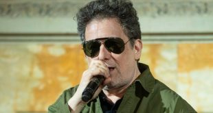 Andrés Calamaro durante un concierto de su gira Calamaro Como Cantor que llegará a México en noviembre.