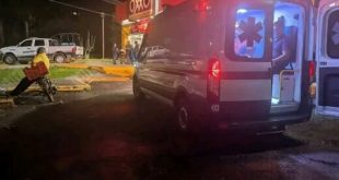 Elementos de seguridad atienden el reporte de un asalto en un Oxxo de la carretera libre Uruapan-Pátzcuaro.