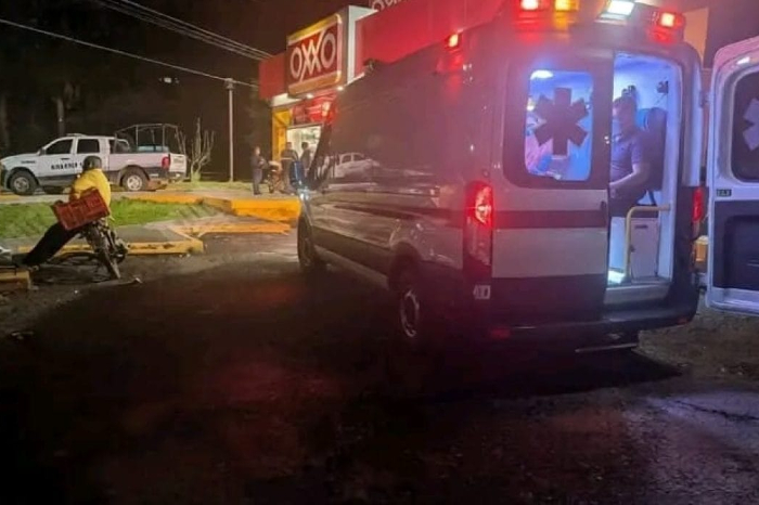Elementos de seguridad atienden el reporte de un asalto en un Oxxo de la carretera libre Uruapan-Pátzcuaro.
