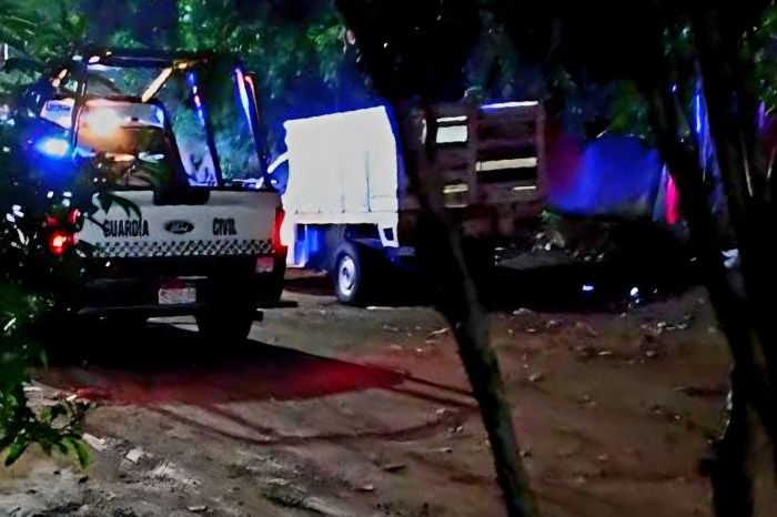 Autoridades resguardan un domicilio donde una mujer fue asesinada a balazos en la colonia Lázaro Cárdenas de Apatzingán.