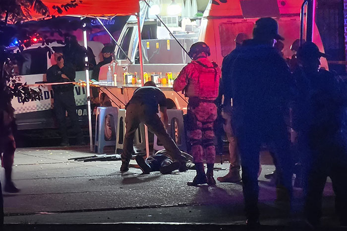 Autoridades investigan asesinato de un sujeto armado en un puesto de comida de Zamora